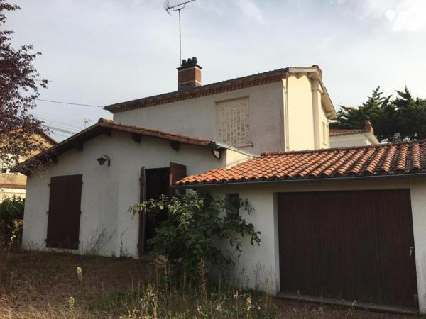 MAISON D'HABITATION EN CENTRE VILLE AVEC GARAGE ET JARDIN