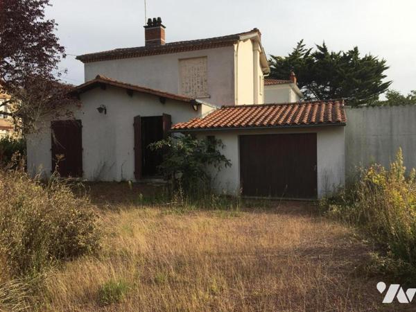 MAISON D'HABITATION EN CENTRE VILLE AVEC GARAGE ET JARDIN
