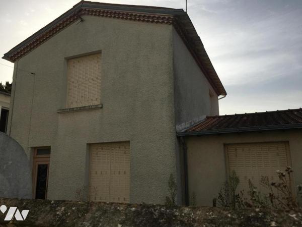 MAISON D'HABITATION EN CENTRE VILLE AVEC GARAGE ET JARDIN