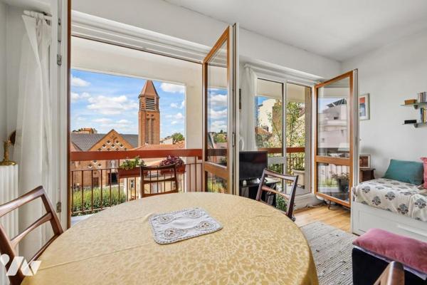 Studio et son balcon aux vues dégagées