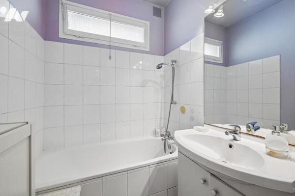 Studio et son balcon aux vues dégagées