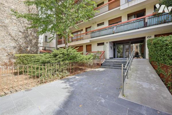 Studio et son balcon aux vues dégagées