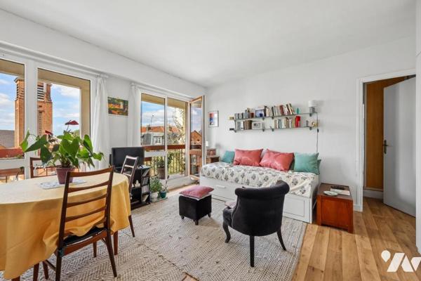 Studio et son balcon aux vues dégagées