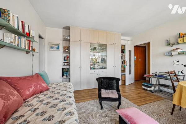 Studio et son balcon aux vues dégagées