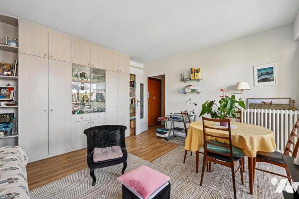 Studio et son balcon aux vues dégagées