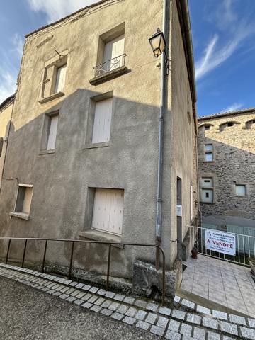 Au coeur du tres beau village de Saissac dans la montagne noire, avec toutes commodités, maison avec cour et c Saissac (11310)