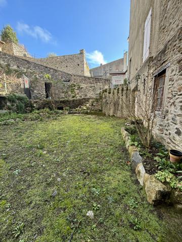 Au coeur du tres beau village de Saissac dans la montagne noire, avec toutes commodités, maison avec cour et c Saissac (11310)