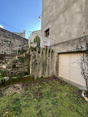 Au coeur du tres beau village de Saissac dans la montagne noire, avec toutes commodités, maison avec cour et c Saissac (11310)