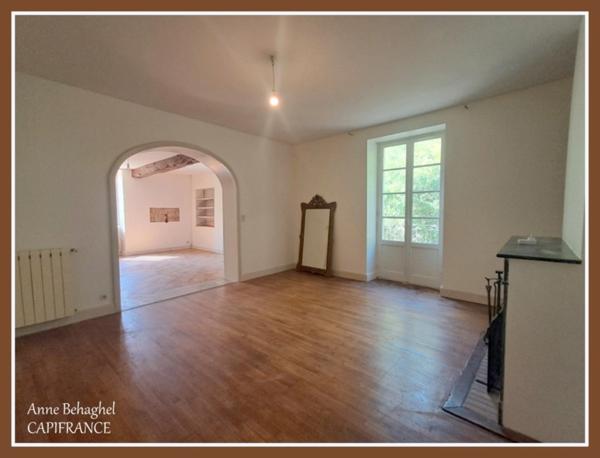 LAMONTJOIE- Centre village - Maison en pierre 140 m2 avec garage,dépendances et grand jardin