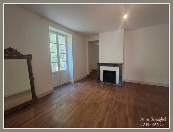 LAMONTJOIE- Centre village - Maison en pierre 140 m2 avec garage,dépendances et grand jardin