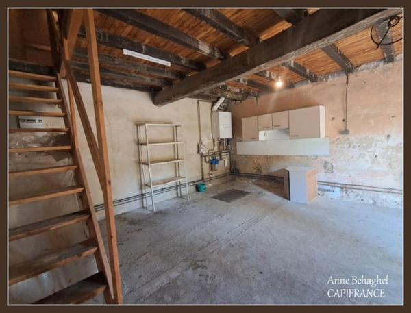 LAMONTJOIE- Centre village - Maison en pierre 140 m2 avec garage,dépendances et grand jardin