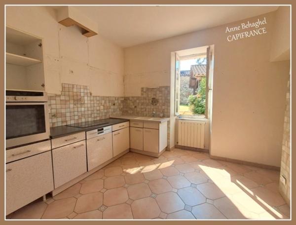 LAMONTJOIE- Centre village - Maison en pierre 140 m2 avec garage,dépendances et grand jardin