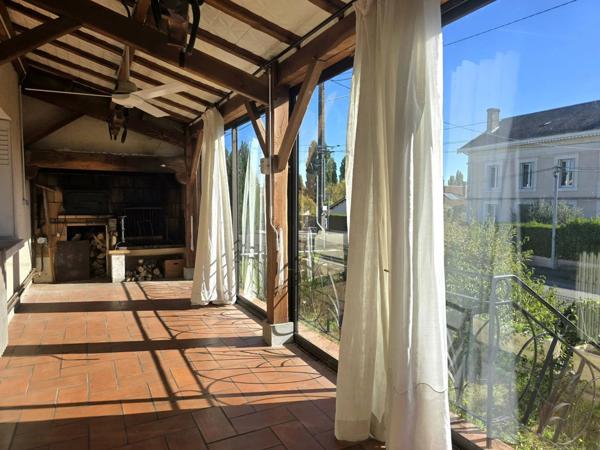 NEGOCIABLE! MAISON DE VILLE EN PLEIN CENTRE DE MONTMOREAU