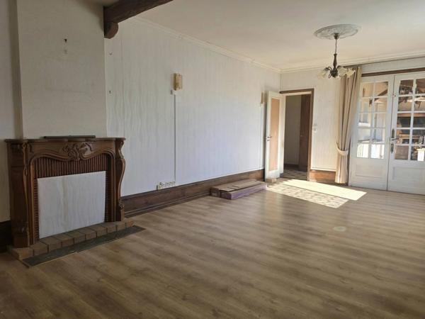 NEGOCIABLE! MAISON DE VILLE EN PLEIN CENTRE DE MONTMOREAU