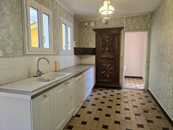 NEGOCIABLE! MAISON DE VILLE EN PLEIN CENTRE DE MONTMOREAU