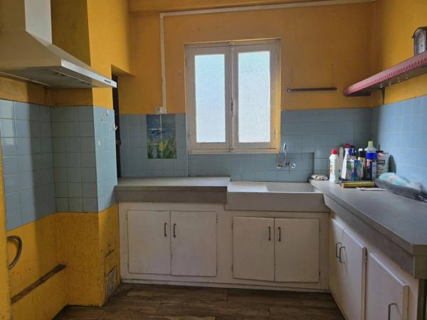 NEGOCIABLE! MAISON DE VILLE EN PLEIN CENTRE DE MONTMOREAU