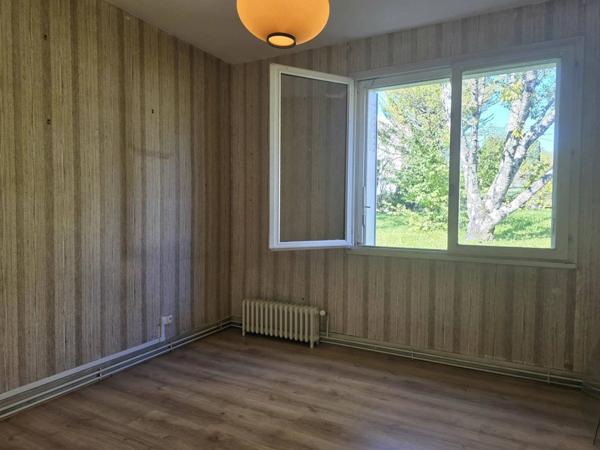 NEGOCIABLE! MAISON DE VILLE EN PLEIN CENTRE DE MONTMOREAU