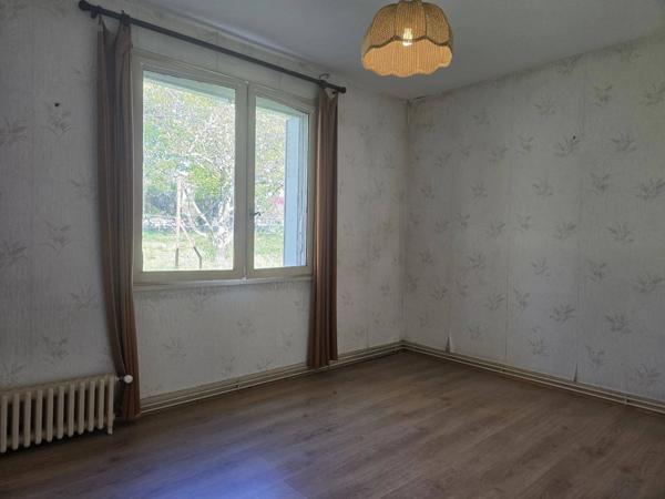 NEGOCIABLE! MAISON DE VILLE EN PLEIN CENTRE DE MONTMOREAU