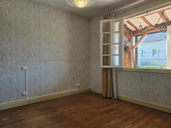 NEGOCIABLE! MAISON DE VILLE EN PLEIN CENTRE DE MONTMOREAU