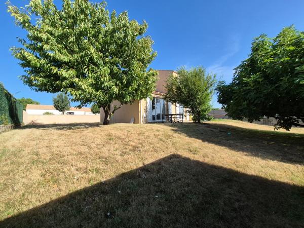 Maison familiale 5 pièces avec jardin clos – Lussant 17430