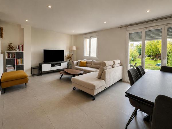HOUILLES - Pavillon lumineux et parfaitement entretenu, un h 599 000 € **  - Référence  953