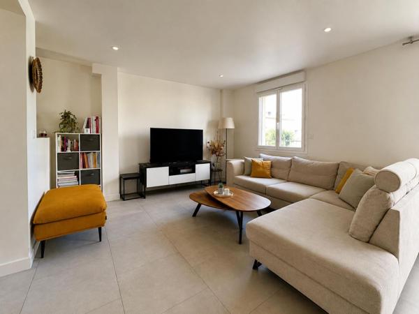 HOUILLES - Pavillon lumineux et parfaitement entretenu, un h 599 000 € **  - Référence  953