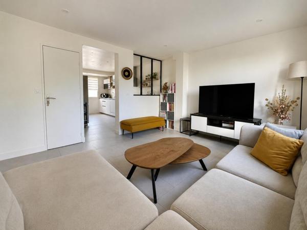 HOUILLES - Pavillon lumineux et parfaitement entretenu, un h 599 000 € **  - Référence  953