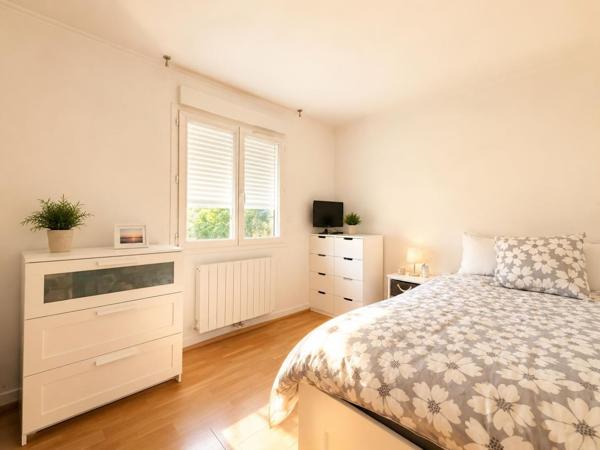 HOUILLES - Pavillon lumineux et parfaitement entretenu, un h 599 000 € **  - Référence  953