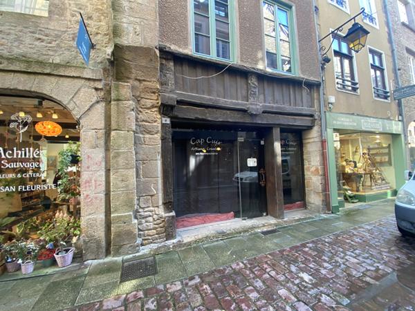 À vendre, murs commerciaux libres de toute occupation, idéalement situés en plein coeur du centre-ville de Dinan.