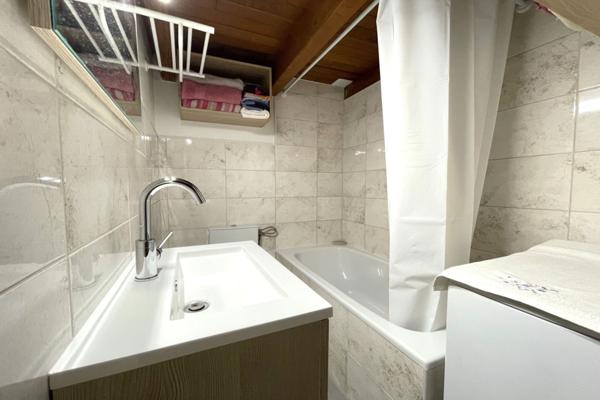 FREJUS  A vendre Charmant Studio en Dernier Étage au Coeur du Centre Ville