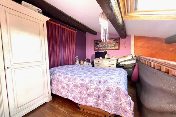 FREJUS  A vendre Charmant Studio en Dernier Étage au Coeur du Centre Ville