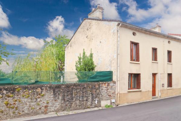 Maison Individuelle de Centre Bourg - 5 pièces - 4 chambres - Terrain de 505 m² - MAGNAC LAVAL (87)