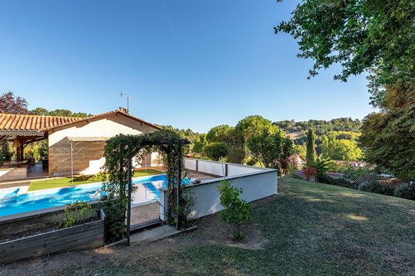 Plain-pied, piscine et vue dégagée