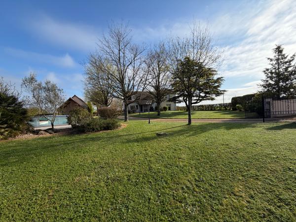 MAISON 5 CHAMBRES - 160m² hab. - PISCINE - DEPENDANCES - TERRAIN + 1,2HA