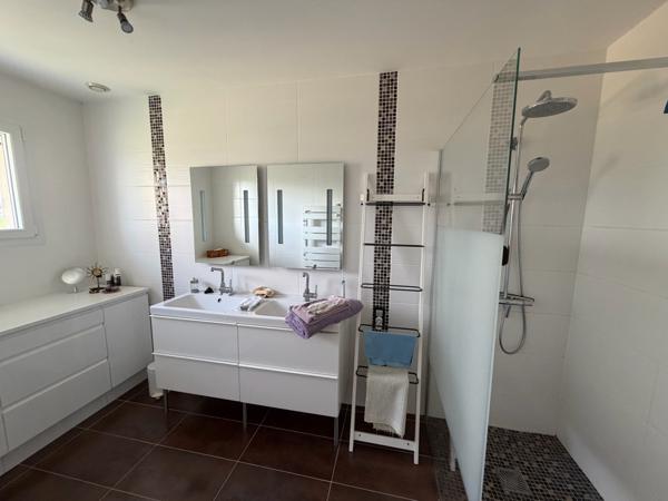 MAISON 5 CHAMBRES - 160m² hab. - PISCINE - DEPENDANCES - TERRAIN + 1,2HA