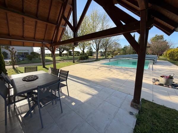 MAISON 5 CHAMBRES - 160m² hab. - PISCINE - DEPENDANCES - TERRAIN + 1,2HA