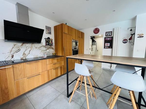 Magnifique maison de 120 m² en R+1 avec piscine au fond d'une impasse calme