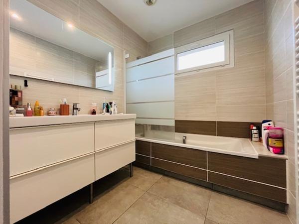Magnifique maison de 120 m² en R+1 avec piscine au fond d'une impasse calme
