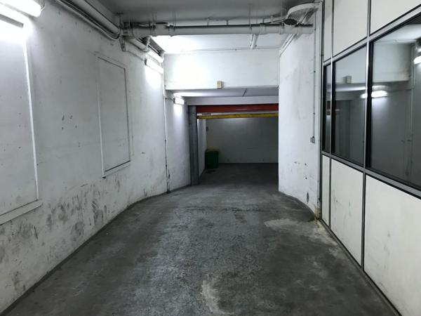 Colonel Fabien, limite 10ème Ardt, Local de près de 2 000m²