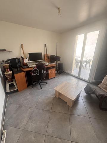 Idéalement située en centre ville de Morlaas, à proximité immédiate des écoles et commerces, agréable maison familiale d'environ 113 m2 dont un garage attenant aménagé en salle de jeux, implantée sur une parcelle de 417 m2 environ.
Répartie sur deux niveaux, elle offre au rez de chaussée, une belle pièce de vie avec cuisine semi ouverte, une chambre avec accès direct à la terrasse, ainsi qu'un wc indépendant. Un espace attenant, aujourd'hui utilisé en salle de jeux complète le rez de chaussée.
A l'étage, l'espace nuit se compose de trois chambres avec placards, une salle de bains, un second wc indépendant.
A l'extérieur, tout a été pensé pour profiter pleinement des beaux jours : grande terrasse carrelée, espace barbecue, emplacement prévu pour un Spa, coin pelouse, boulodrome.
Côté confort, la maison bénéficie de menuiseries en double vitrage, d'une chaudière récente (octobre 2025) et climatisation à l'étage.
Une maison fonctionnelle et conviviale, idéale pour une famille souhaitant profiter d'un cadre de vie pratique et agréable au coeur de Morlaas.