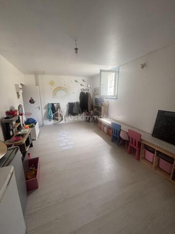Idéalement située en centre ville de Morlaas, à proximité immédiate des écoles et commerces, agréable maison familiale d'environ 113 m2 dont un garage attenant aménagé en salle de jeux, implantée sur une parcelle de 417 m2 environ.
Répartie sur deux niveaux, elle offre au rez de chaussée, une belle pièce de vie avec cuisine semi ouverte, une chambre avec accès direct à la terrasse, ainsi qu'un wc indépendant. Un espace attenant, aujourd'hui utilisé en salle de jeux complète le rez de chaussée.
A l'étage, l'espace nuit se compose de trois chambres avec placards, une salle de bains, un second wc indépendant.
A l'extérieur, tout a été pensé pour profiter pleinement des beaux jours : grande terrasse carrelée, espace barbecue, emplacement prévu pour un Spa, coin pelouse, boulodrome.
Côté confort, la maison bénéficie de menuiseries en double vitrage, d'une chaudière récente (octobre 2025) et climatisation à l'étage.
Une maison fonctionnelle et conviviale, idéale pour une famille souhaitant profiter d'un cadre de vie pratique et agréable au coeur de Morlaas.