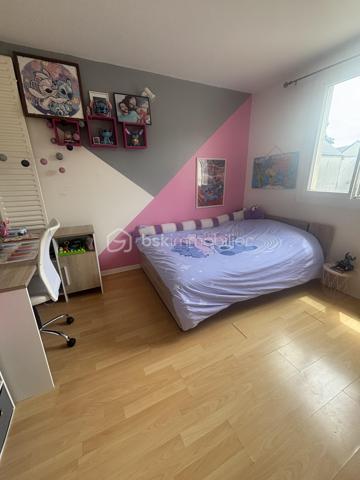 Idéalement située en centre ville de Morlaas, à proximité immédiate des écoles et commerces, agréable maison familiale d'environ 113 m2 dont un garage attenant aménagé en salle de jeux, implantée sur une parcelle de 417 m2 environ.
Répartie sur deux niveaux, elle offre au rez de chaussée, une belle pièce de vie avec cuisine semi ouverte, une chambre avec accès direct à la terrasse, ainsi qu'un wc indépendant. Un espace attenant, aujourd'hui utilisé en salle de jeux complète le rez de chaussée.
A l'étage, l'espace nuit se compose de trois chambres avec placards, une salle de bains, un second wc indépendant.
A l'extérieur, tout a été pensé pour profiter pleinement des beaux jours : grande terrasse carrelée, espace barbecue, emplacement prévu pour un Spa, coin pelouse, boulodrome.
Côté confort, la maison bénéficie de menuiseries en double vitrage, d'une chaudière récente (octobre 2025) et climatisation à l'étage.
Une maison fonctionnelle et conviviale, idéale pour une famille souhaitant profiter d'un cadre de vie pratique et agréable au coeur de Morlaas.