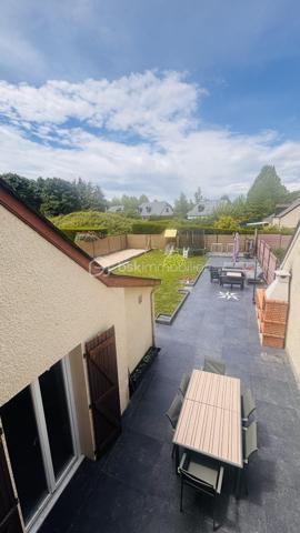 Idéalement située en centre ville de Morlaas, à proximité immédiate des écoles et commerces, agréable maison familiale d'environ 113 m2 dont un garage attenant aménagé en salle de jeux, implantée sur une parcelle de 417 m2 environ.
Répartie sur deux niveaux, elle offre au rez de chaussée, une belle pièce de vie avec cuisine semi ouverte, une chambre avec accès direct à la terrasse, ainsi qu'un wc indépendant. Un espace attenant, aujourd'hui utilisé en salle de jeux complète le rez de chaussée.
A l'étage, l'espace nuit se compose de trois chambres avec placards, une salle de bains, un second wc indépendant.
A l'extérieur, tout a été pensé pour profiter pleinement des beaux jours : grande terrasse carrelée, espace barbecue, emplacement prévu pour un Spa, coin pelouse, boulodrome.
Côté confort, la maison bénéficie de menuiseries en double vitrage, d'une chaudière récente (octobre 2025) et climatisation à l'étage.
Une maison fonctionnelle et conviviale, idéale pour une famille souhaitant profiter d'un cadre de vie pratique et agréable au coeur de Morlaas.