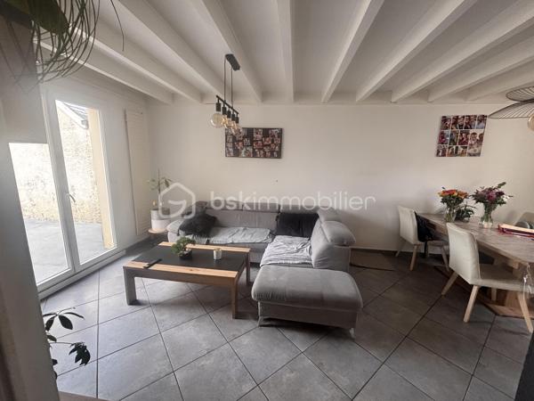 Idéalement située en centre ville de Morlaas, à proximité immédiate des écoles et commerces, agréable maison familiale d'environ 113 m2 dont un garage attenant aménagé en salle de jeux, implantée sur une parcelle de 417 m2 environ.
Répartie sur deux niveaux, elle offre au rez de chaussée, une belle pièce de vie avec cuisine semi ouverte, une chambre avec accès direct à la terrasse, ainsi qu'un wc indépendant. Un espace attenant, aujourd'hui utilisé en salle de jeux complète le rez de chaussée.
A l'étage, l'espace nuit se compose de trois chambres avec placards, une salle de bains, un second wc indépendant.
A l'extérieur, tout a été pensé pour profiter pleinement des beaux jours : grande terrasse carrelée, espace barbecue, emplacement prévu pour un Spa, coin pelouse, boulodrome.
Côté confort, la maison bénéficie de menuiseries en double vitrage, d'une chaudière récente (octobre 2025) et climatisation à l'étage.
Une maison fonctionnelle et conviviale, idéale pour une famille souhaitant profiter d'un cadre de vie pratique et agréable au coeur de Morlaas.