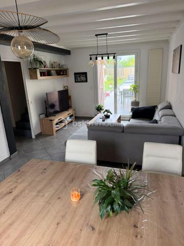 Idéalement située en centre ville de Morlaas, à proximité immédiate des écoles et commerces, agréable maison familiale d'environ 113 m2 dont un garage attenant aménagé en salle de jeux, implantée sur une parcelle de 417 m2 environ.
Répartie sur deux niveaux, elle offre au rez de chaussée, une belle pièce de vie avec cuisine semi ouverte, une chambre avec accès direct à la terrasse, ainsi qu'un wc indépendant. Un espace attenant, aujourd'hui utilisé en salle de jeux complète le rez de chaussée.
A l'étage, l'espace nuit se compose de trois chambres avec placards, une salle de bains, un second wc indépendant.
A l'extérieur, tout a été pensé pour profiter pleinement des beaux jours : grande terrasse carrelée, espace barbecue, emplacement prévu pour un Spa, coin pelouse, boulodrome.
Côté confort, la maison bénéficie de menuiseries en double vitrage, d'une chaudière récente (octobre 2025) et climatisation à l'étage.
Une maison fonctionnelle et conviviale, idéale pour une famille souhaitant profiter d'un cadre de vie pratique et agréable au coeur de Morlaas.