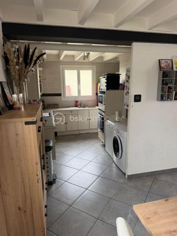 Idéalement située en centre ville de Morlaas, à proximité immédiate des écoles et commerces, agréable maison familiale d'environ 113 m2 dont un garage attenant aménagé en salle de jeux, implantée sur une parcelle de 417 m2 environ.
Répartie sur deux niveaux, elle offre au rez de chaussée, une belle pièce de vie avec cuisine semi ouverte, une chambre avec accès direct à la terrasse, ainsi qu'un wc indépendant. Un espace attenant, aujourd'hui utilisé en salle de jeux complète le rez de chaussée.
A l'étage, l'espace nuit se compose de trois chambres avec placards, une salle de bains, un second wc indépendant.
A l'extérieur, tout a été pensé pour profiter pleinement des beaux jours : grande terrasse carrelée, espace barbecue, emplacement prévu pour un Spa, coin pelouse, boulodrome.
Côté confort, la maison bénéficie de menuiseries en double vitrage, d'une chaudière récente (octobre 2025) et climatisation à l'étage.
Une maison fonctionnelle et conviviale, idéale pour une famille souhaitant profiter d'un cadre de vie pratique et agréable au coeur de Morlaas.