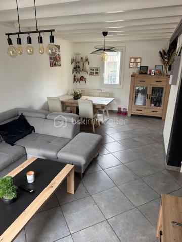 Idéalement située en centre ville de Morlaas, à proximité immédiate des écoles et commerces, agréable maison familiale d'environ 113 m2 dont un garage attenant aménagé en salle de jeux, implantée sur une parcelle de 417 m2 environ.
Répartie sur deux niveaux, elle offre au rez de chaussée, une belle pièce de vie avec cuisine semi ouverte, une chambre avec accès direct à la terrasse, ainsi qu'un wc indépendant. Un espace attenant, aujourd'hui utilisé en salle de jeux complète le rez de chaussée.
A l'étage, l'espace nuit se compose de trois chambres avec placards, une salle de bains, un second wc indépendant.
A l'extérieur, tout a été pensé pour profiter pleinement des beaux jours : grande terrasse carrelée, espace barbecue, emplacement prévu pour un Spa, coin pelouse, boulodrome.
Côté confort, la maison bénéficie de menuiseries en double vitrage, d'une chaudière récente (octobre 2025) et climatisation à l'étage.
Une maison fonctionnelle et conviviale, idéale pour une famille souhaitant profiter d'un cadre de vie pratique et agréable au coeur de Morlaas.