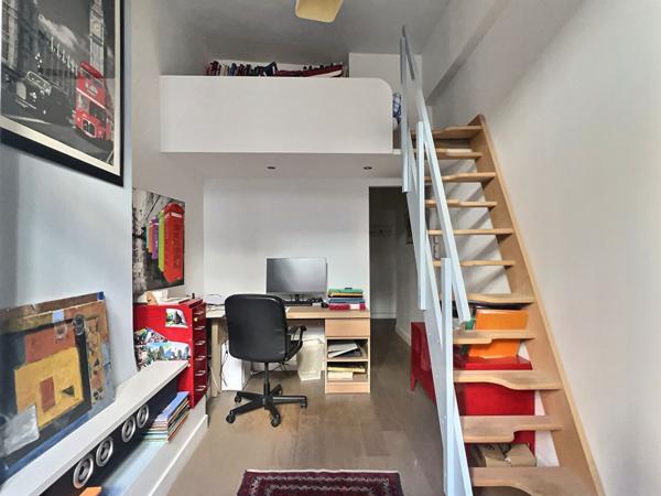 A vendre appartement de type 5/6 à Marseille 13006 avec une terrasse et deux chambres de bonne