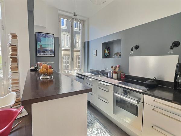 A vendre appartement de type 5/6 à Marseille 13006 avec une terrasse et deux chambres de bonne