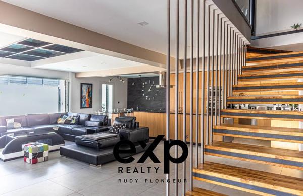 Maison T9 de 285m2 avec dépendances, garages et piscine